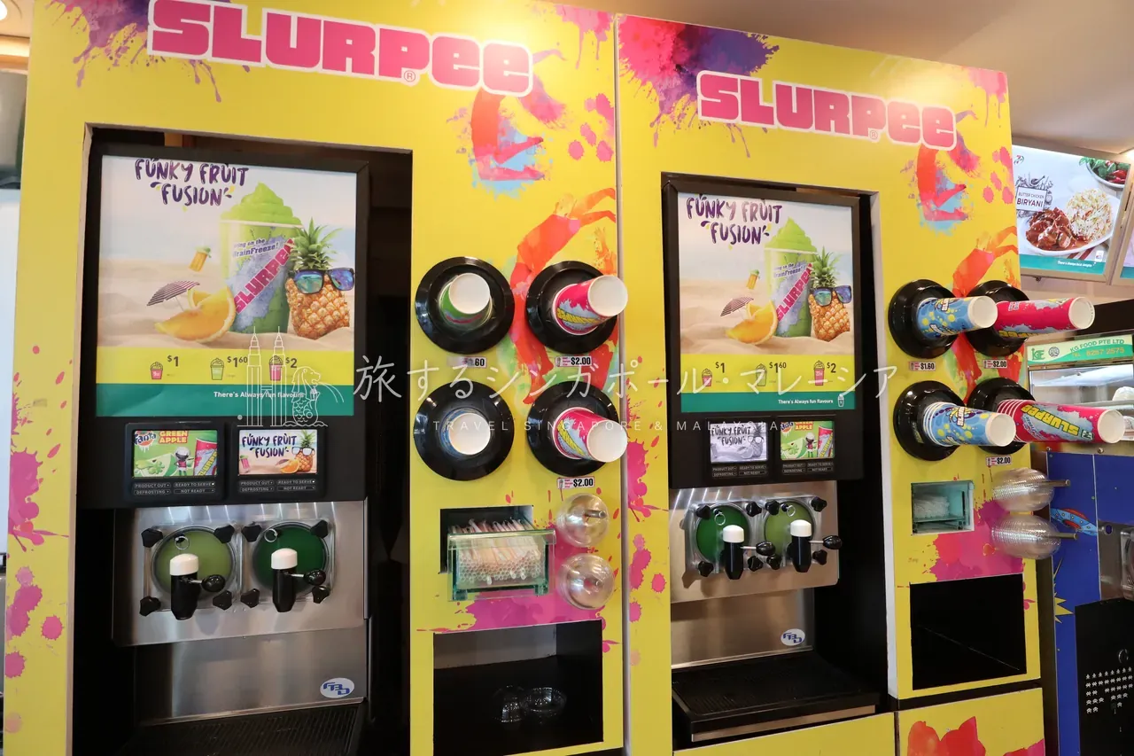 左:ステーション併設のセブンイレブン。スラーピーがおすすめ(SGD 1〜2とお手軽で、暑いシンガポールに最適)。右:日本でおなじみの商品も多数。節約するならここ。