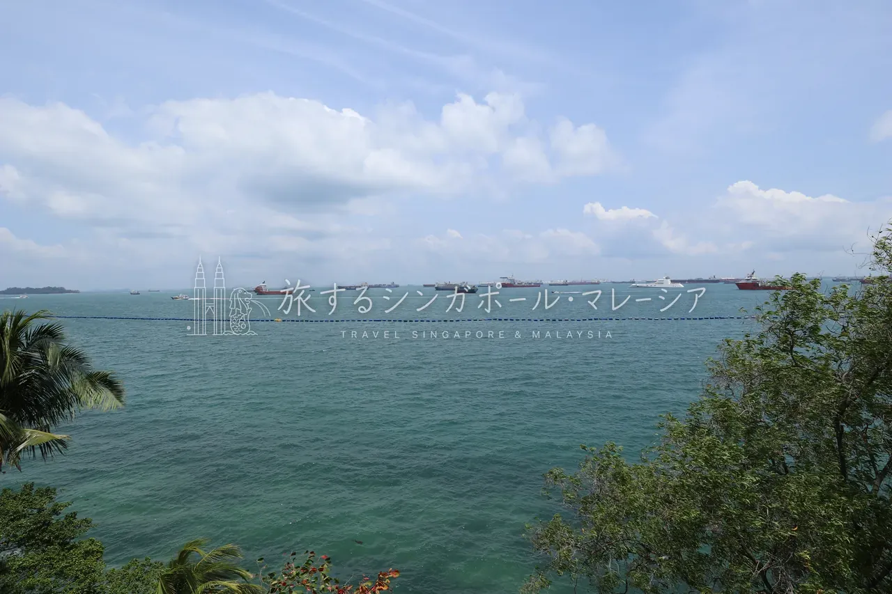 左:展望台から一望するパラワンビーチ。右:海の向こうはタンカービュー。これだけ大型船が連なるのはシンガポール海峡ならでは、ある意味らしい光景です。