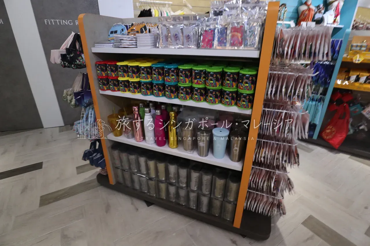 左:チャイナタウンのお土産屋さん。1ドル〜と本当に安い。右:セントーサのマーライオン店だと同種のマグが1個20ドル(約2,500円)はする……柄は好みだが割高。買う場所で大きく変わる好例。