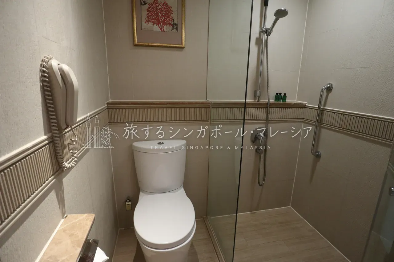 左:バスタブありのお風呂場。右:反対側にトイレとシャワー。