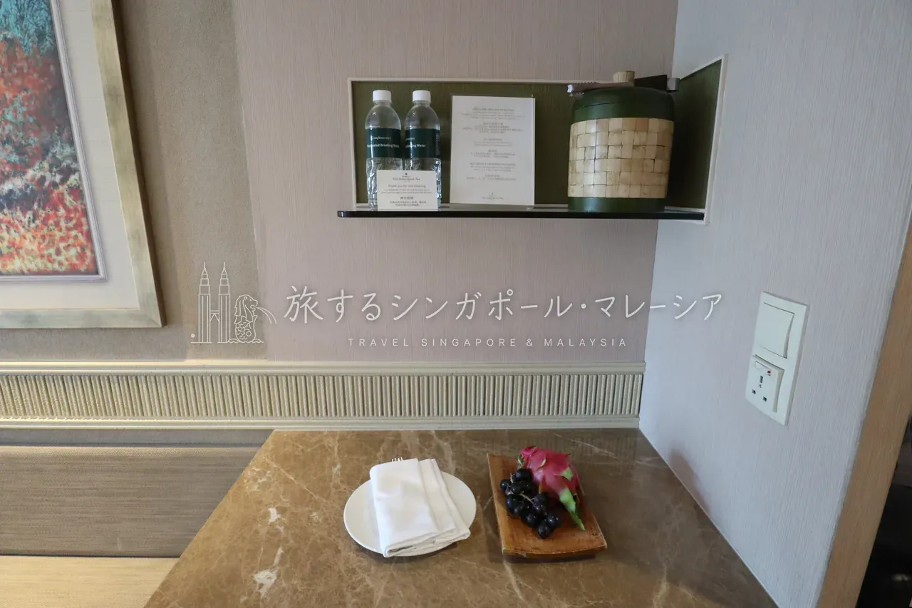 左:ウェルカムフルーツなど。右:お茶とコーヒーのセット。
