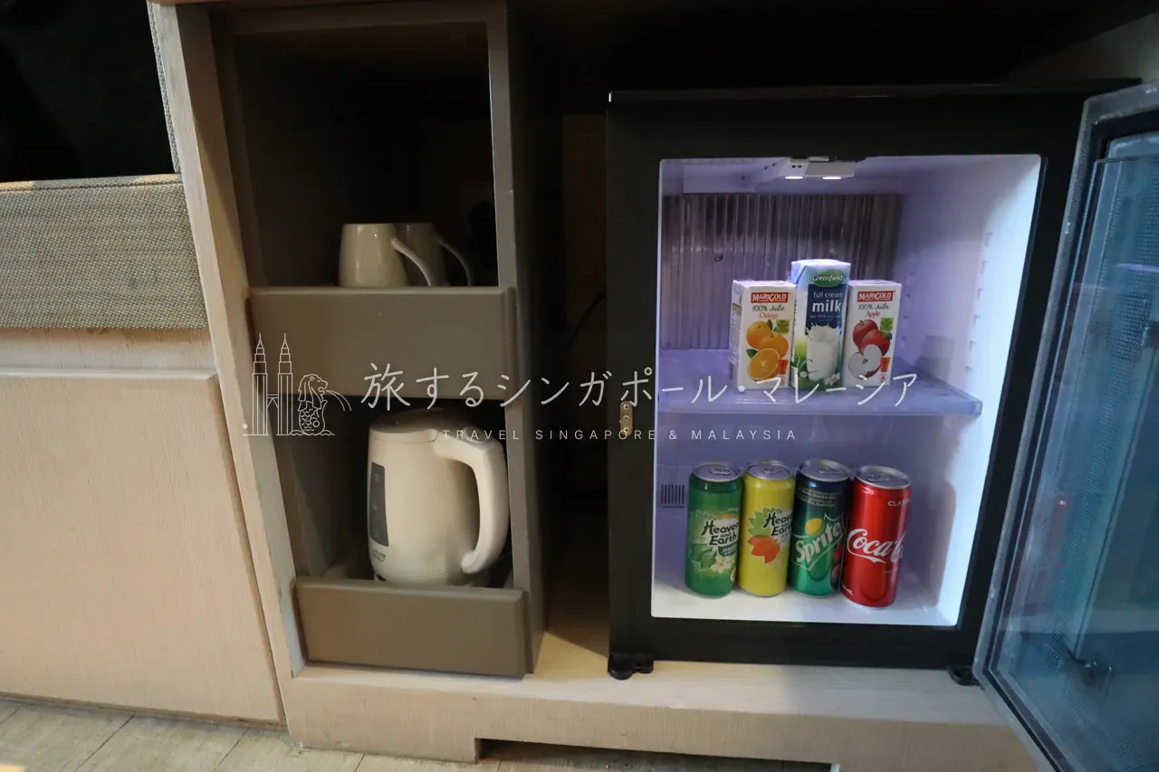左:ウェルカムフルーツなど。右:お茶とコーヒーのセット。
