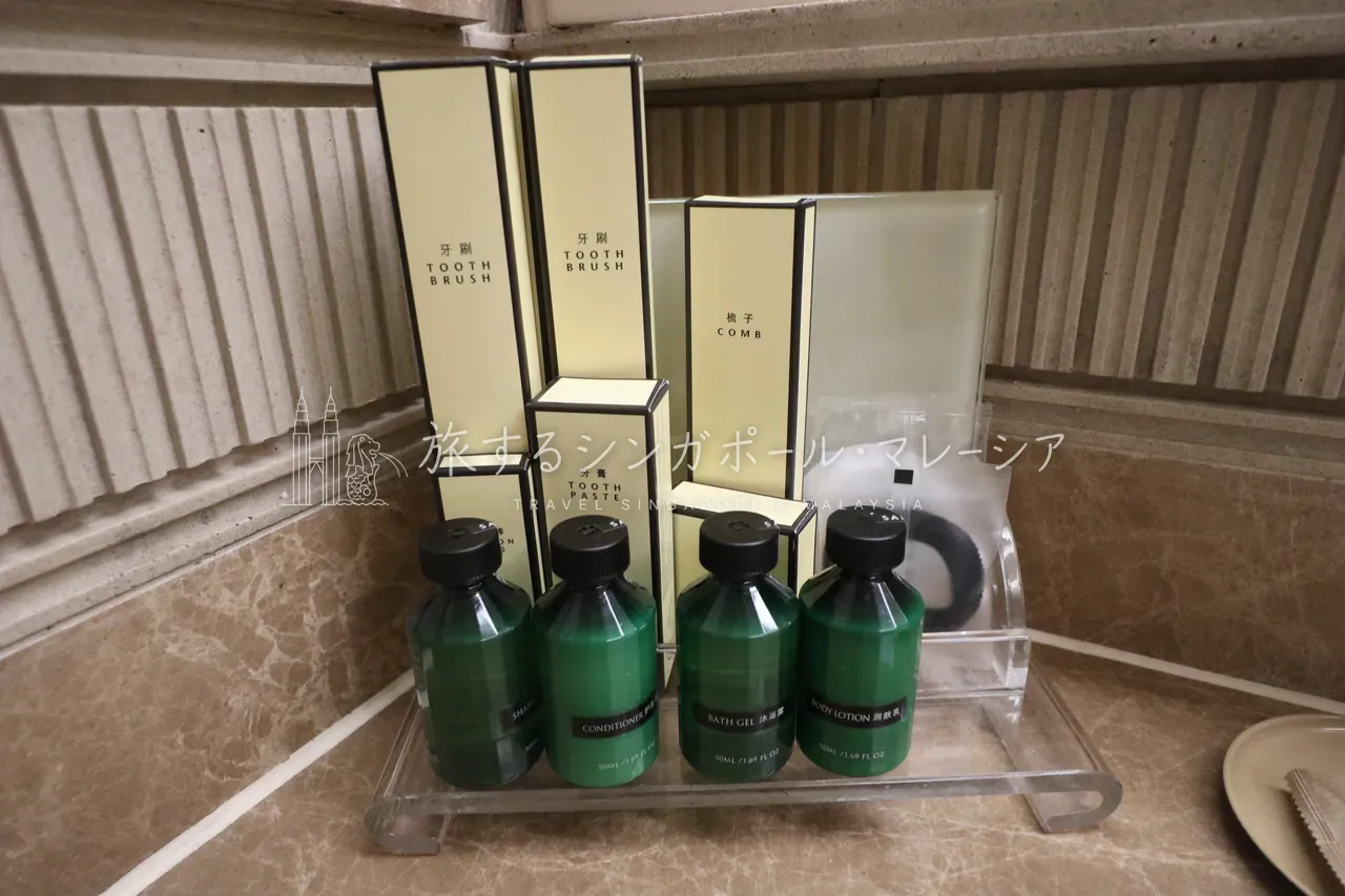 左:バスタブありのお風呂場。右:反対側にトイレとシャワー。