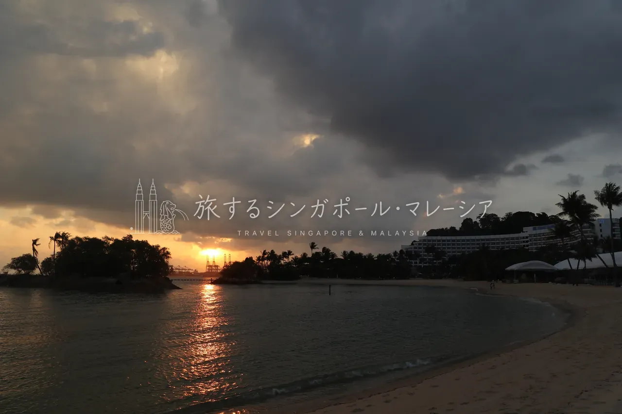 入り江に沈む、黄金の夕日