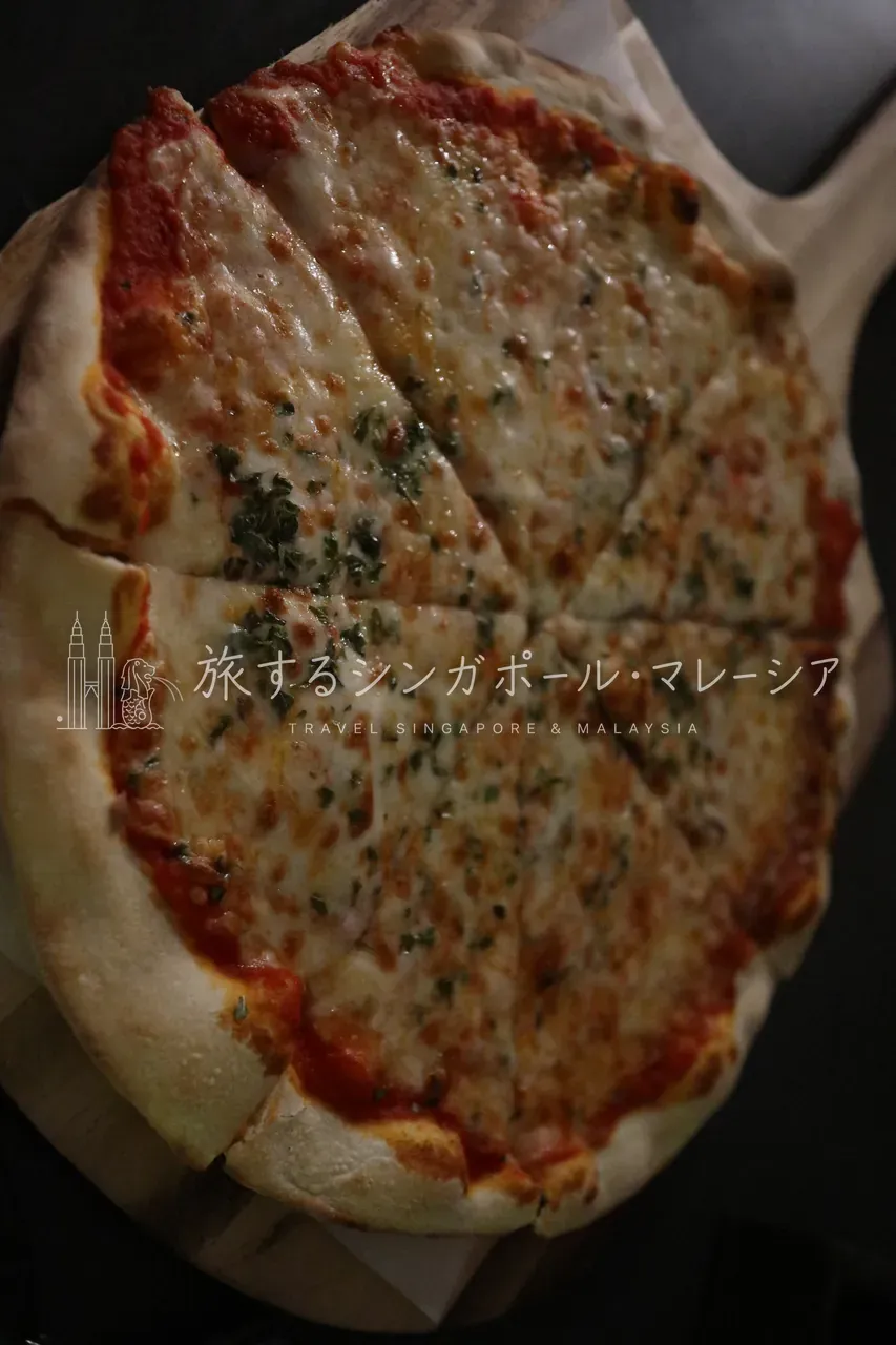 左:賑わう店内。右:マルゲリータピザ(22ドル前後/約2,800円)。