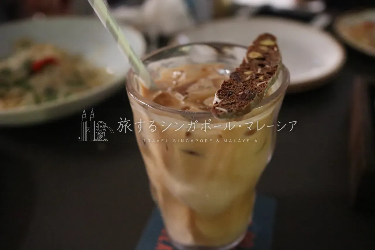 左:アップル&ライムジュース(12ドル/約1,500円)。右:アイスカフェラテ(6ドル/約750円)。ドリンクもリゾート価格です。