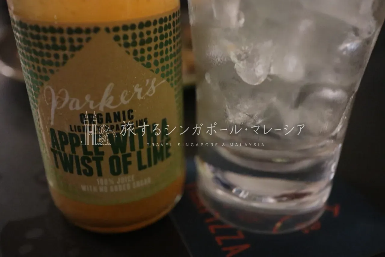 左:アップル&ライムジュース(12ドル/約1,500円)。右:アイスカフェラテ(6ドル/約750円)。ドリンクもリゾート価格です。