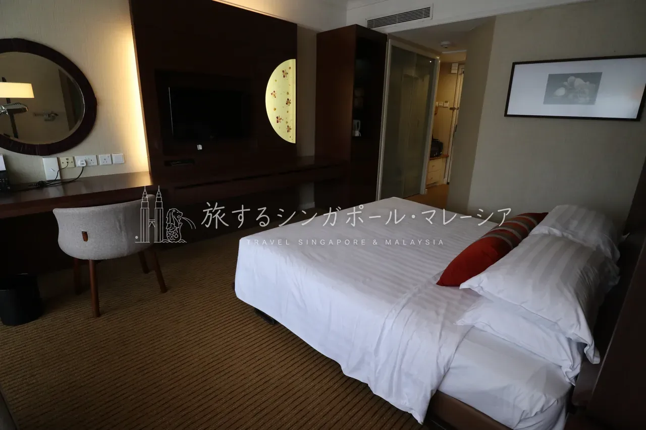 左:窓側から見た室内。装飾がやや個性的。右:部屋の隅から。ソファも机もしっかりあって設備に古さは感じにくい。