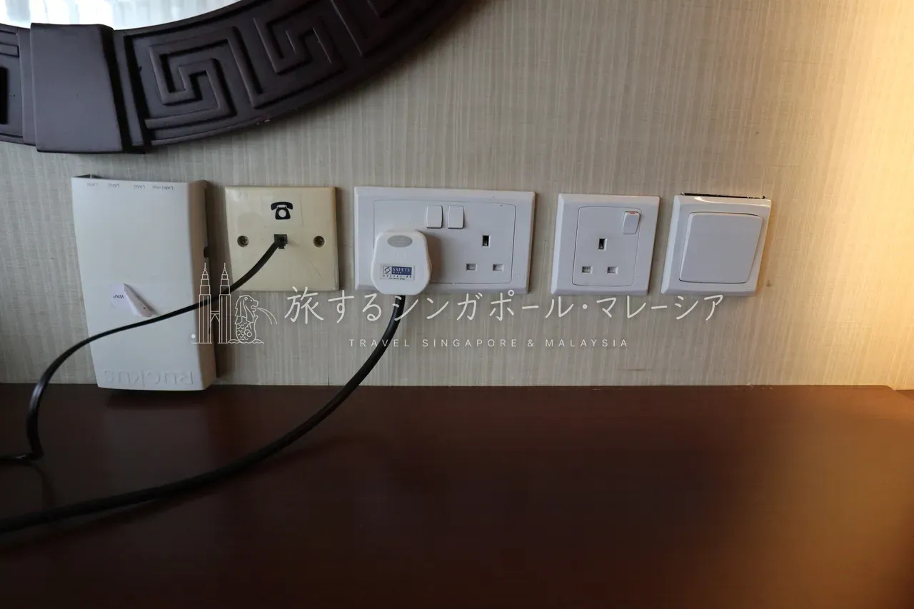 左:クイーンサイズのベッド。右:ベッドサイド。機材はやや古いがあまり使わないので問題なし。