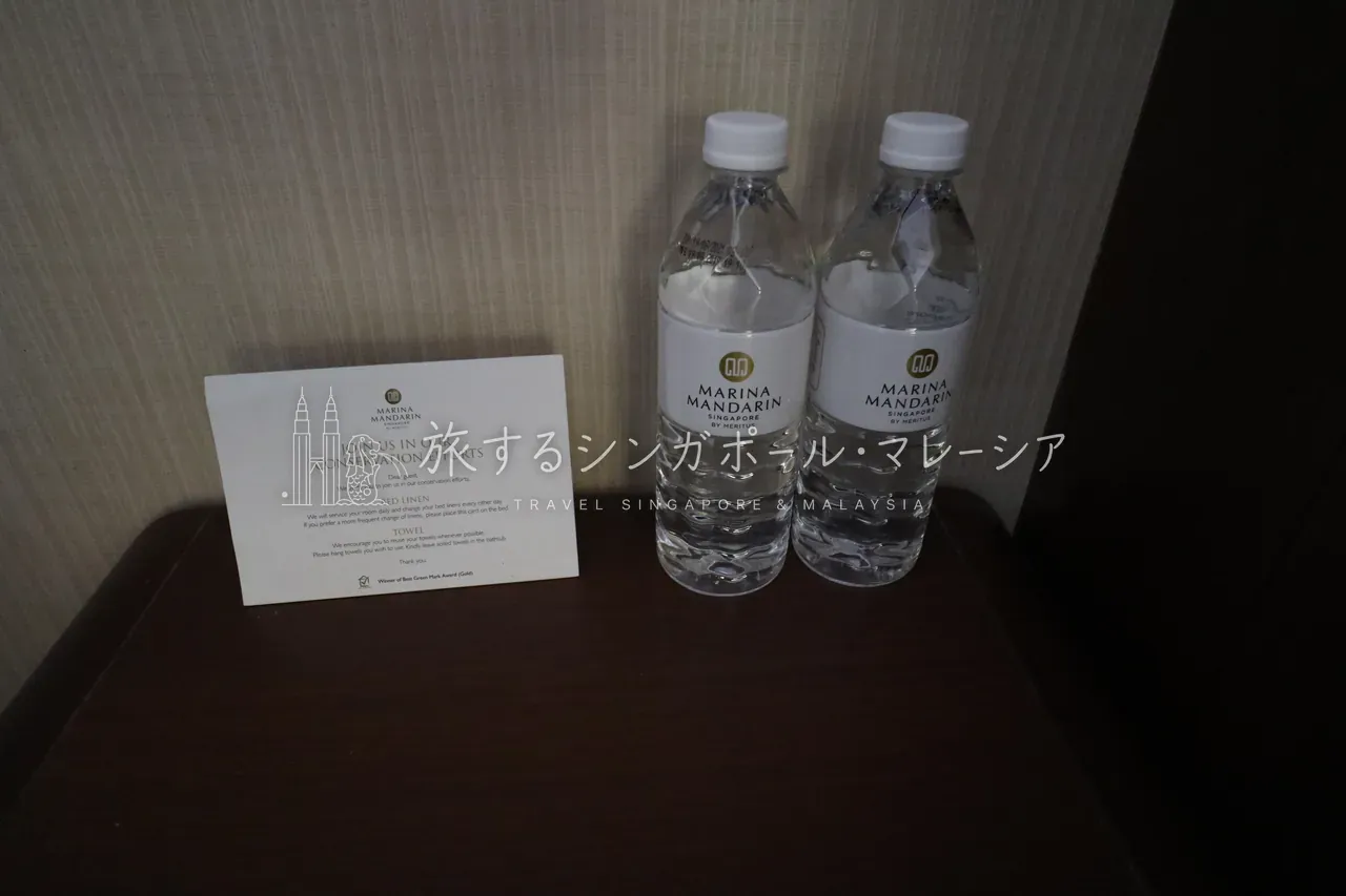 左:水は無料(ソファ脇に置かれたエビアンはフェイクで有料なので注意)。右:ミニバー。チェックアウト前に確認があるのは珍しい。