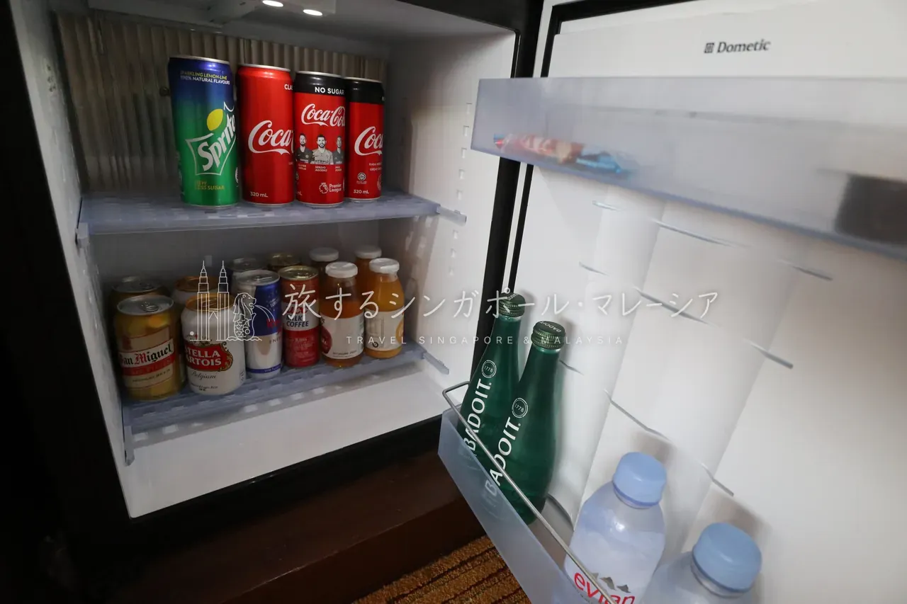左:水は無料(ソファ脇に置かれたエビアンはフェイクで有料なので注意)。右:ミニバー。チェックアウト前に確認があるのは珍しい。