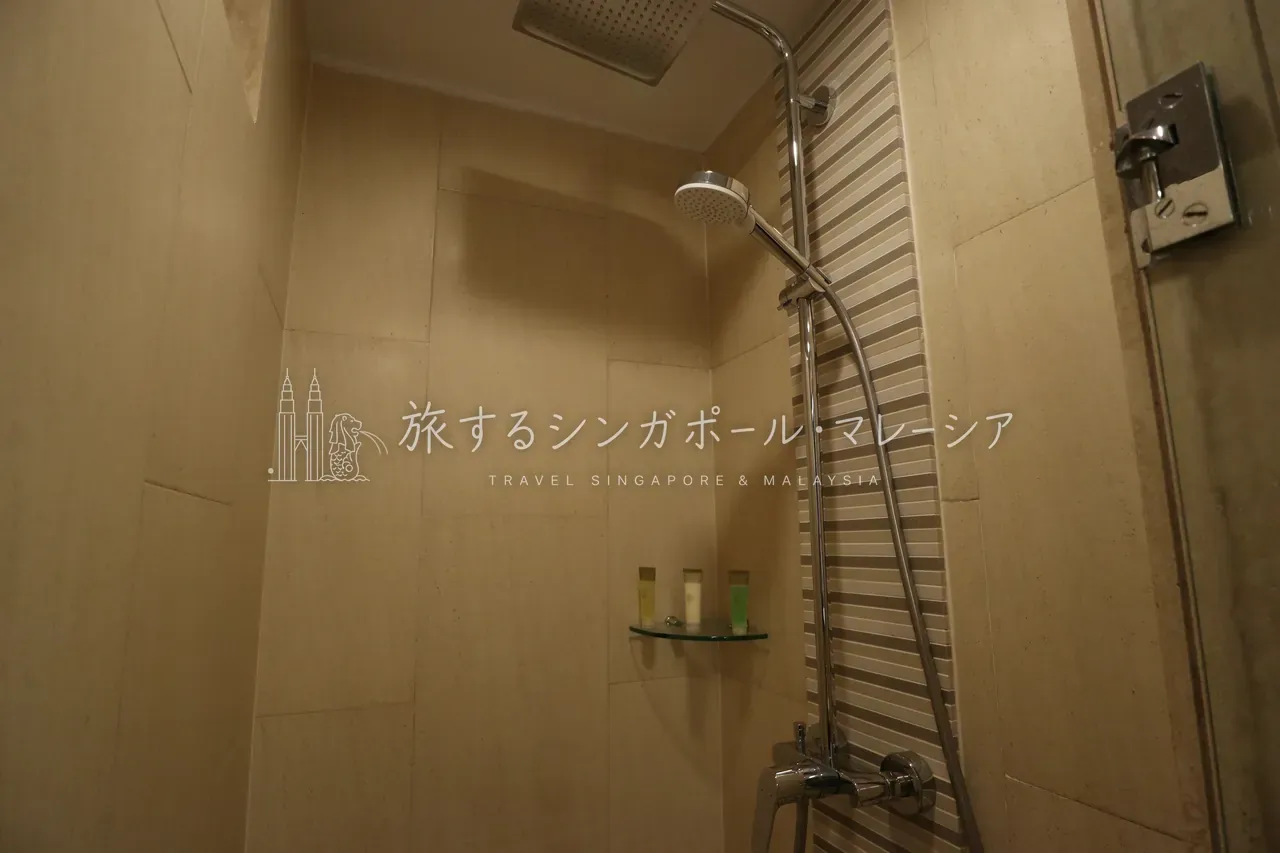 左:シャワールームは別室。広くはないが独立しているのが嬉しい。右:アメニティはメリタスオリジナル。