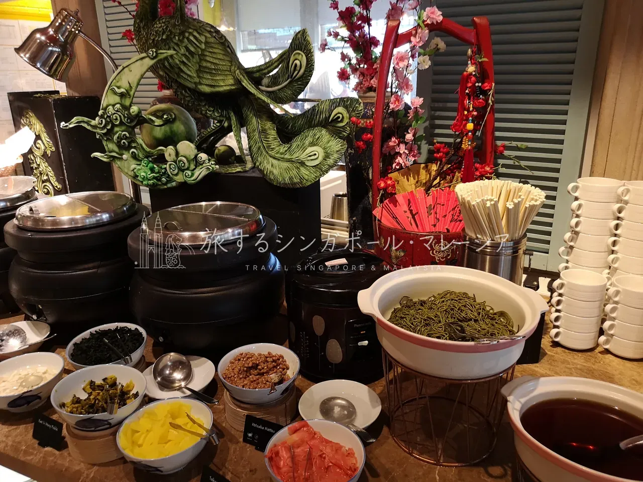 左:飲茶系も提供されるヌードルステーション(なぜか飲茶でした)。右:ひきわり納豆や味噌汁、お蕎麦まである和食エリア。日本人客も多め。