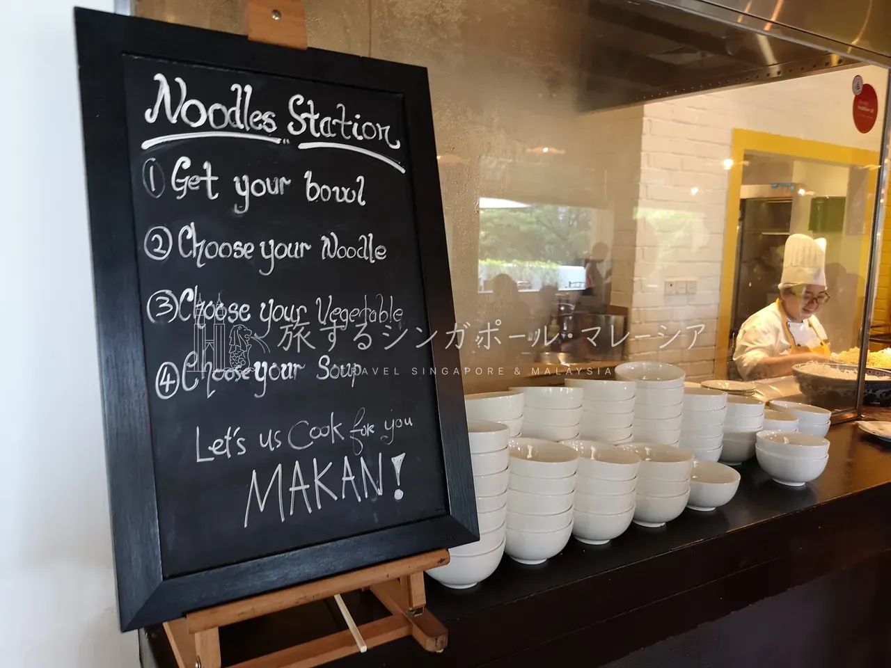 左:飲茶系も提供されるヌードルステーション(なぜか飲茶でした)。右:ひきわり納豆や味噌汁、お蕎麦まである和食エリア。日本人客も多め。