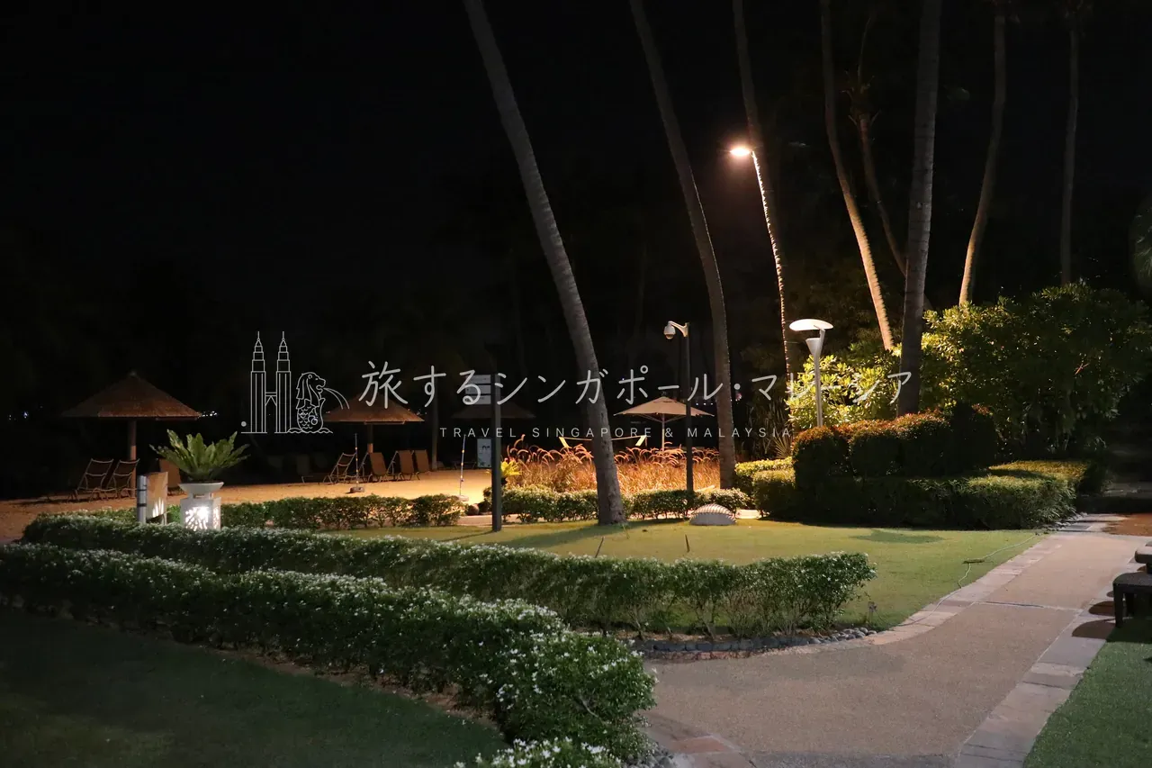 左:誰もいない夜のプールは静かで雰囲気あり。右:海側にも出られます(少し怖いですが)。