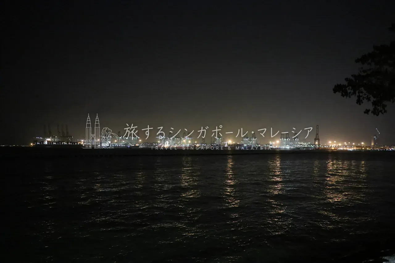 深夜も光るタンカーの群れ