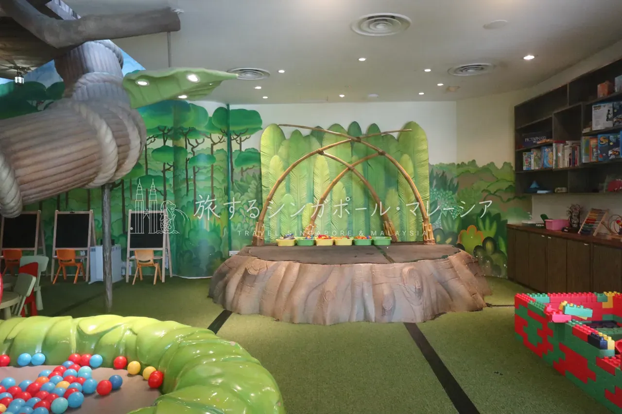 左:有料エリアはお子さんが大きいと良さそう(案内は全て英語)。右:自由に使えるゲームコーナーも。リゾートでゲーム…とは思いつつ、お子さん次第。