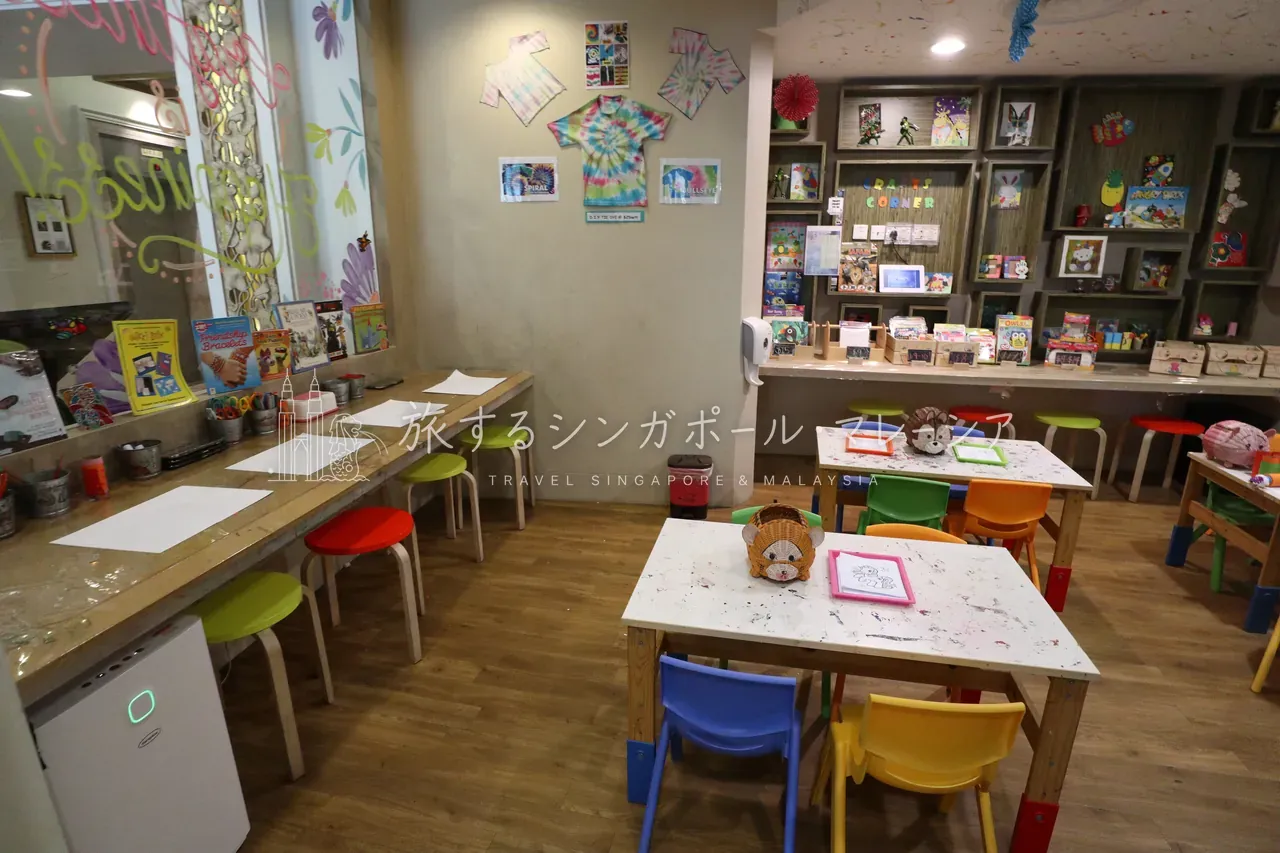 左:お絵かきエリアも。右:こちらは完全に“預ける”有料の子供向けエリアで、大型で楽しそう(入れてもらえませんでした)。