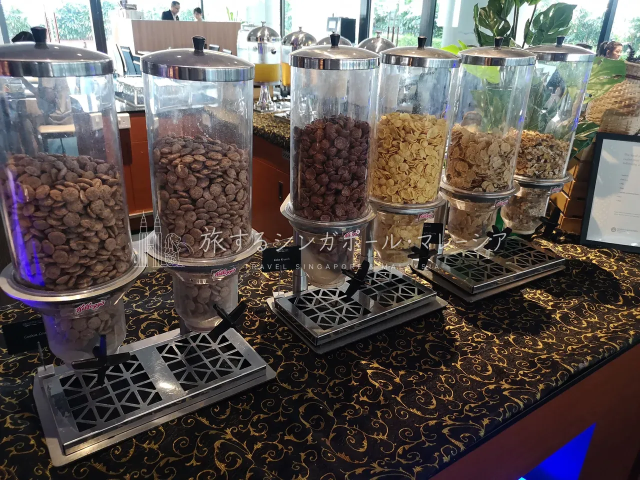 左:広々とした朝食会場。右:飲み物コーナー。装飾が凝っていて楽しげな雰囲気。