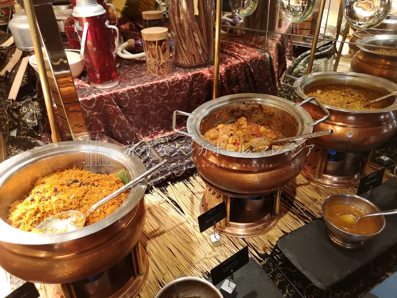 左:カレーコーナー。右:インド系も充実している。