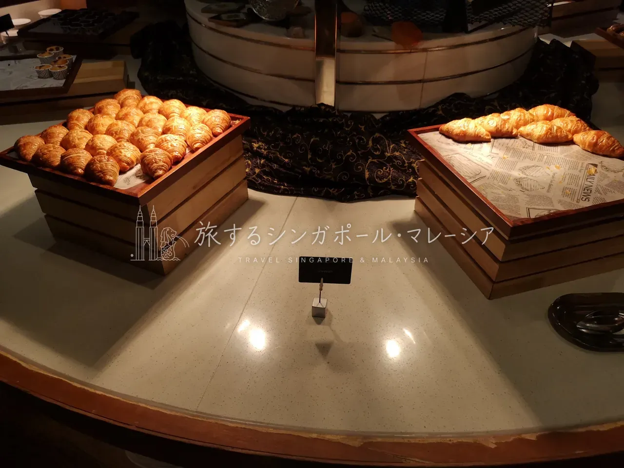 左:パンコーナー。クロワッサンからデザート系まで種類豊富。右:フルーツも種類が多い。