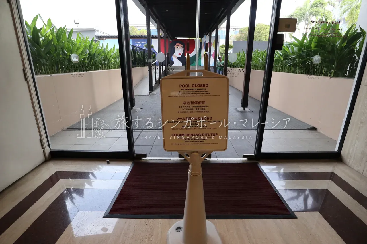 左:チェックインカウンター。右:ロビーからプールへも行ける(取材時は改装中で利用できず)。