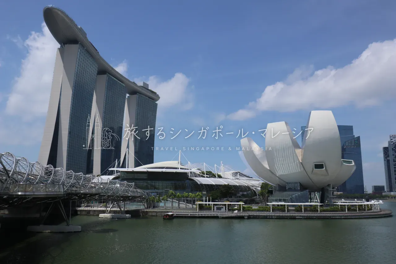 写真右の、お花のような形がアートサイエンス・ミュージアム。サンズのすぐ目の前、ヘリックス橋のたもとに建ちます。