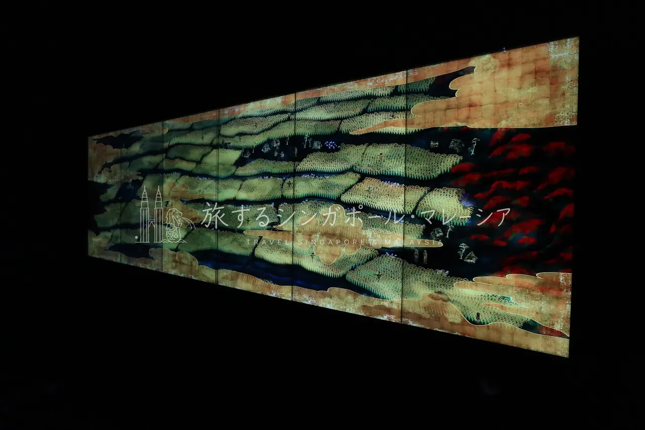 左:和テイストの山並みの映像。右:花の咲く樹を描いた縦長の作品。どれも毎瞬わずかに姿を変えていきます。