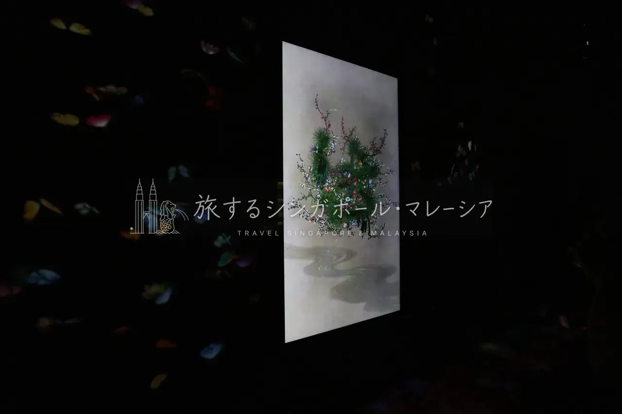 左:和テイストの山並みの映像。右:花の咲く樹を描いた縦長の作品。どれも毎瞬わずかに姿を変えていきます。