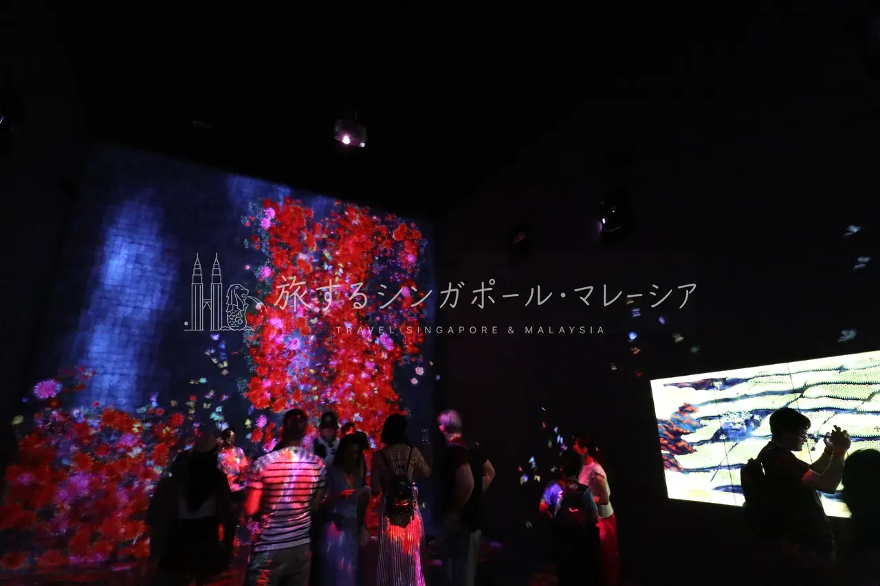 花の映像に囲まれた暗室。季節や時間で移ろい、まったく同じ画面は二度と現れないのだそう。大勢が足を止めて見入ります。