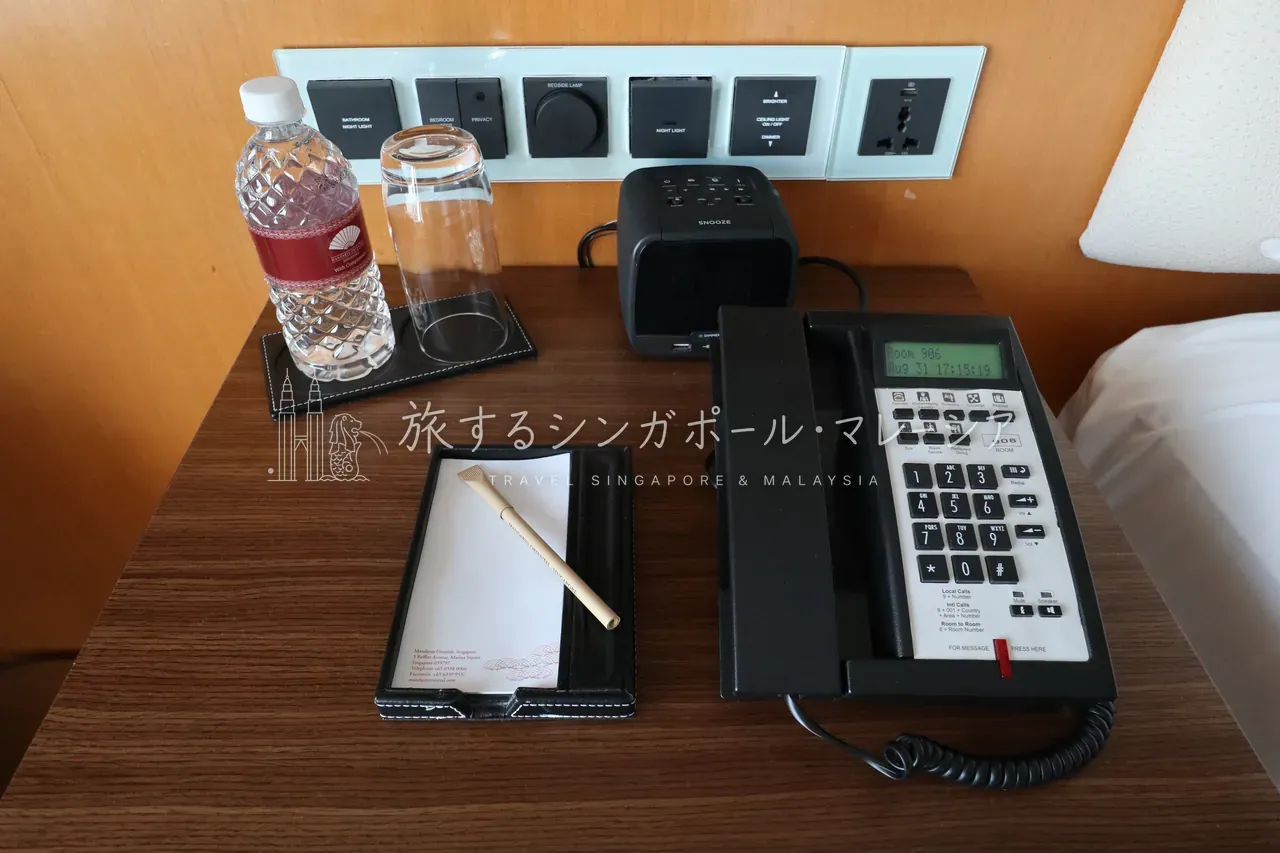 ベッドサイドにはお水や各種電源。コンセントは日本のプラグが普通に挿さり、反対側にもコンセントがあるので安心です。