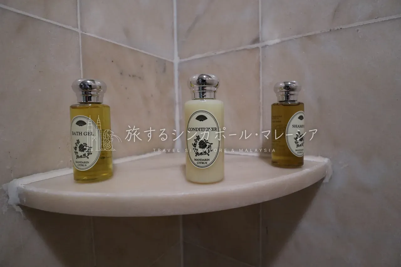 左：アメニティはマンダリンオリエンタルオリジナル。右：洗面まわり。一通り揃っていて安心です。