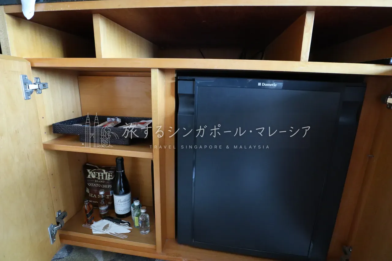 左：デスクにはいろいろ繋げられ、こちらにもコンセント。右：テレビ下のミニバー。