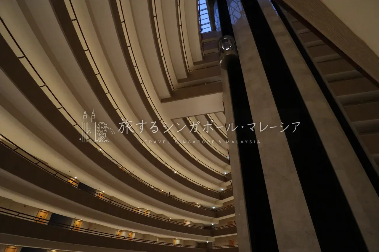シースルーの大吹き抜け