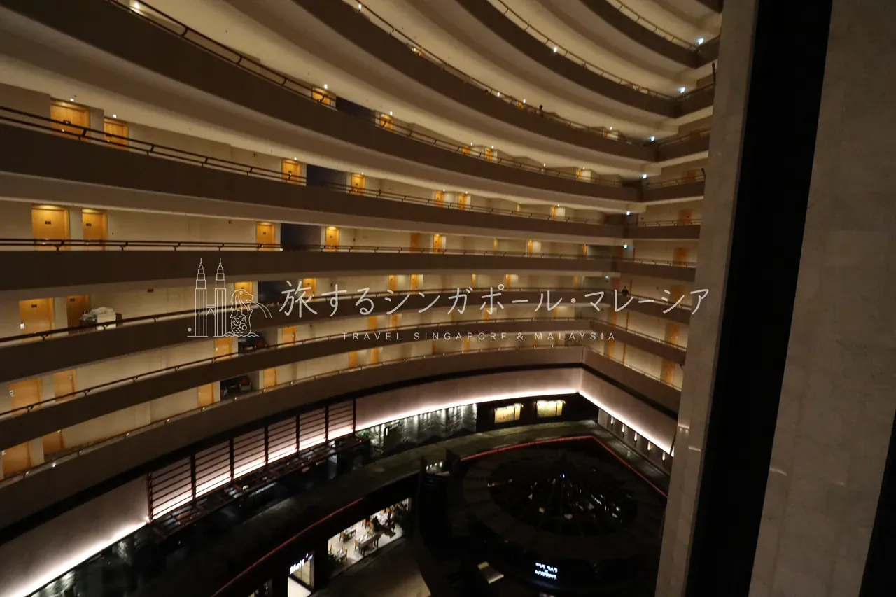 左：雰囲気あるエレベーターホール。右：客室へ続く廊下からも吹き抜けを見下ろせます。最下層はレストランで、朝食もそこ。