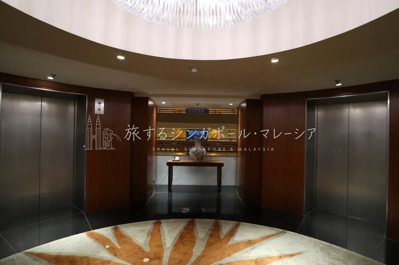 左：雰囲気あるエレベーターホール。右：客室へ続く廊下からも吹き抜けを見下ろせます。最下層はレストランで、朝食もそこ。