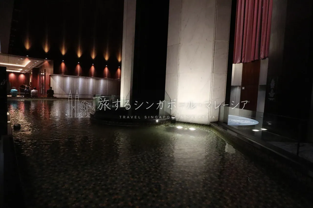 左：落ち着いた雰囲気のロビー。右：ロビー手前には水が張られ、雰囲気抜群。右奥のエレベーターで上階へ。
