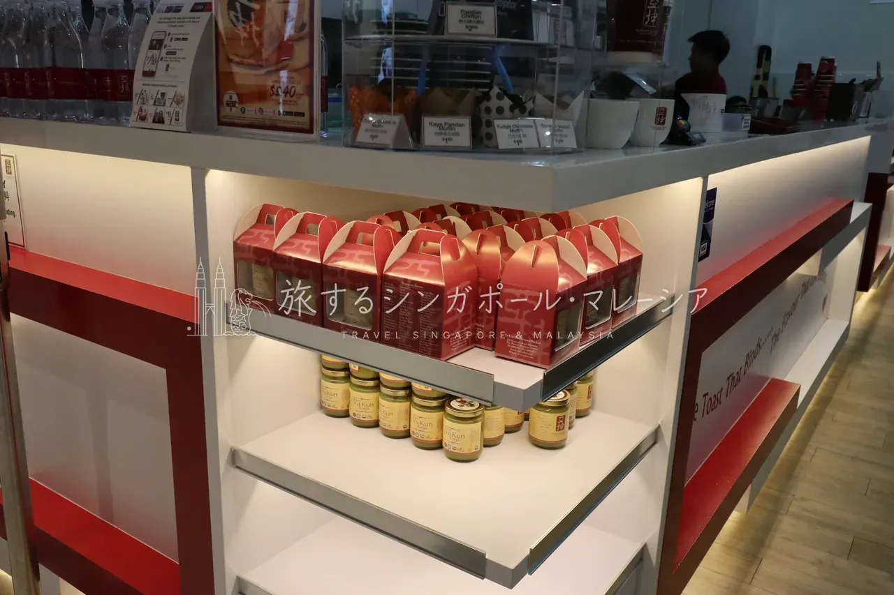 左:ヤクンカヤトースト(サンテックシティ)。右:Toast Box(サンテックシティ)。どちらも旅行中に立ち寄りやすく、コーヒーやカヤと一緒にお土産が揃う。