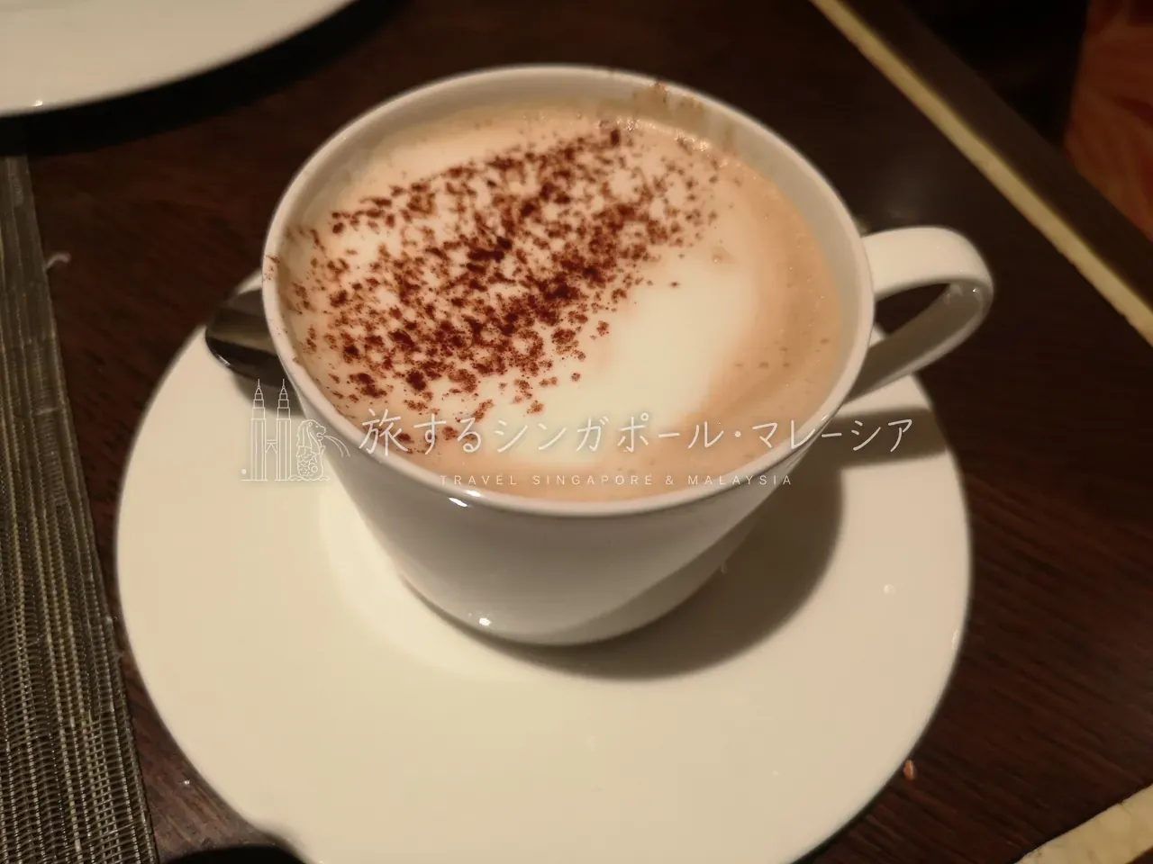 左：いただけるカプチーノもしっかりした感じ。右：フレッシュジュースは係員がその場で注いでくれ、種類も豊富。