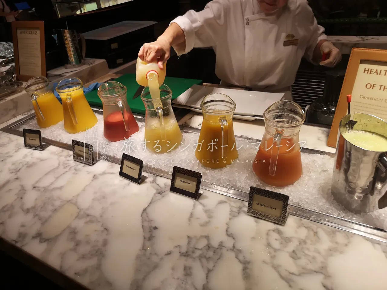 左：いただけるカプチーノもしっかりした感じ。右：フレッシュジュースは係員がその場で注いでくれ、種類も豊富。