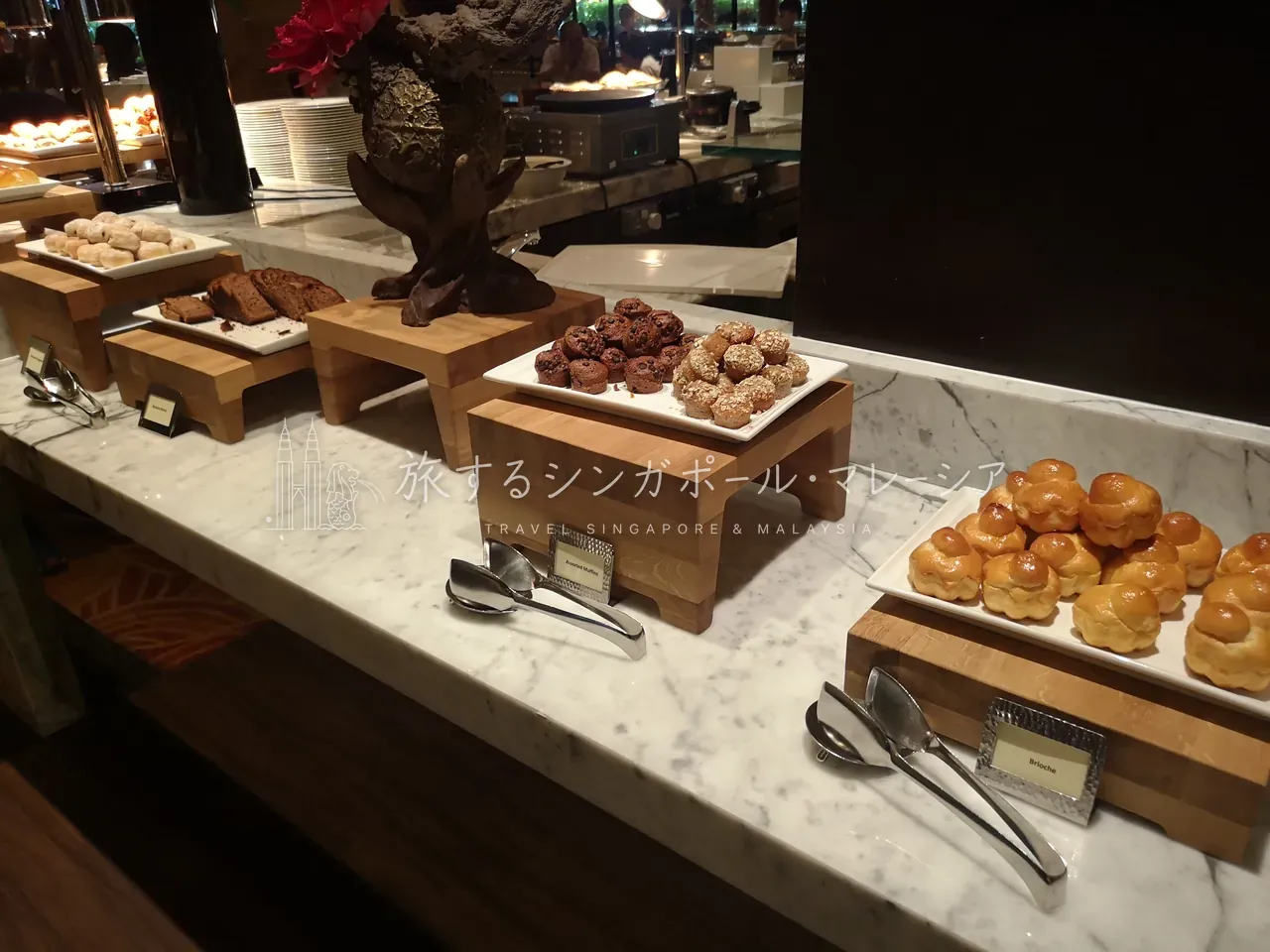 左：パンは種類豊富。クロワッサンや菓子パンも。右：チーズも種類豊富で、好きな人にはたまらないはず。