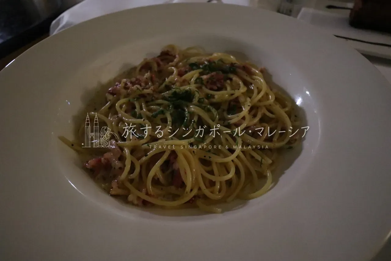 左：カルボナーラはSGD26（約3,300円）。パスタ26〜30S$、ピザ28〜36S$ほど。右：マンダリンチーズバーガーはSGD36（約4,500円）。メインは24〜42S$ほど。