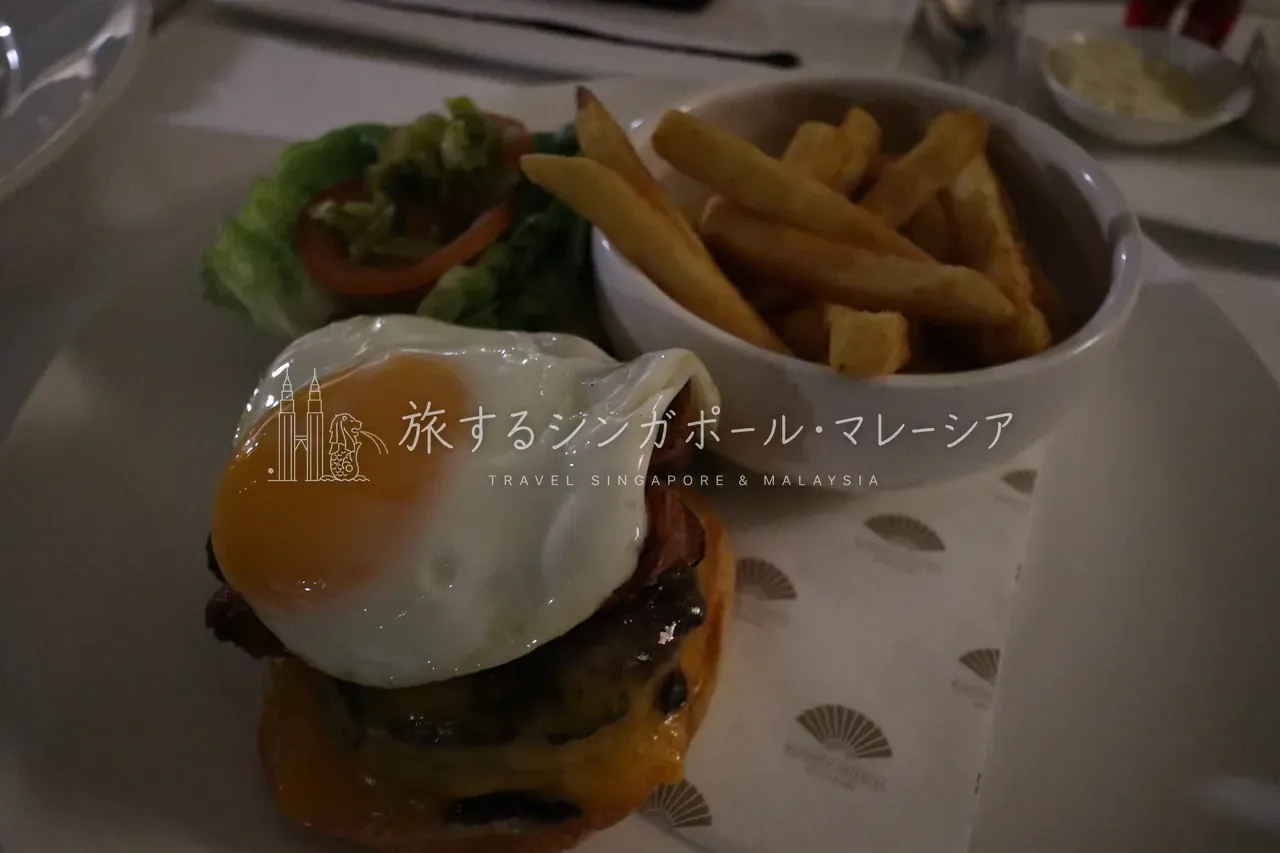 左：カルボナーラはSGD26（約3,300円）。パスタ26〜30S$、ピザ28〜36S$ほど。右：マンダリンチーズバーガーはSGD36（約4,500円）。メインは24〜42S$ほど。