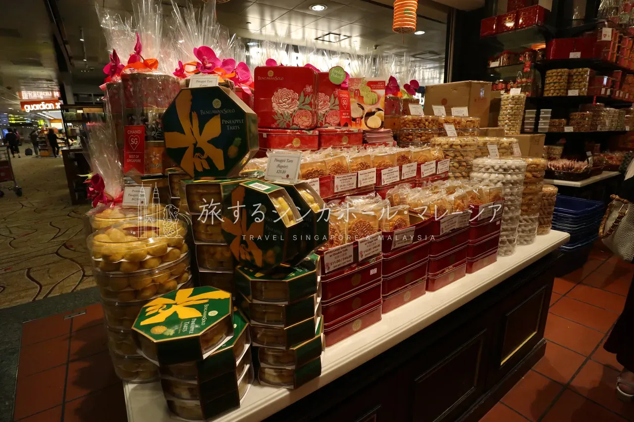 左:クッキー(30個弱)18.8ドル(約2,400円)、パイナップルタルト レギュラー20.8ドル(約2,600円)。右:月餅は1個9.5ドル〜(約1,200円〜)、箱で38ドル〜(約4,800円〜)。全体にまあまあのお値段。