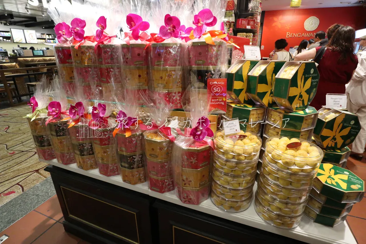 左:クッキー(30個弱)18.8ドル(約2,400円)、パイナップルタルト レギュラー20.8ドル(約2,600円)。右:月餅は1個9.5ドル〜(約1,200円〜)、箱で38ドル〜(約4,800円〜)。全体にまあまあのお値段。
