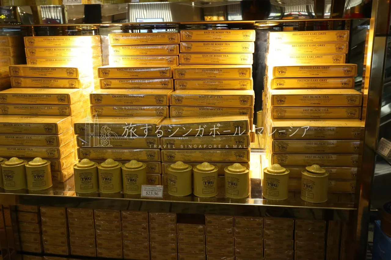 左:缶入りの茶葉は1缶37.38ドル(約4,700円)、3缶詰め合わせ84.2ドル(約10,500円)、ティーバッグ15個入り23.36ドル(約2,900円)。右:マカロンは6個入り11.22ドル(約1,400円)、12個24.44S$前後、24個44.88ドル(約5,600円)と手を出しやすい。