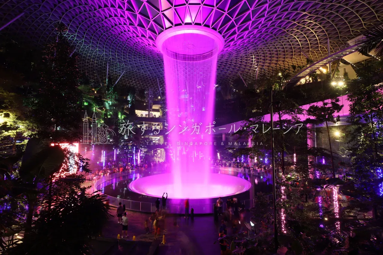クリスマスのオブジェ(雪だるま)。常夏でもクリスマスは“寒い時期のイベント”という感覚なのが面白い。東南アジアは年明け後もしばらく飾りが続きます。