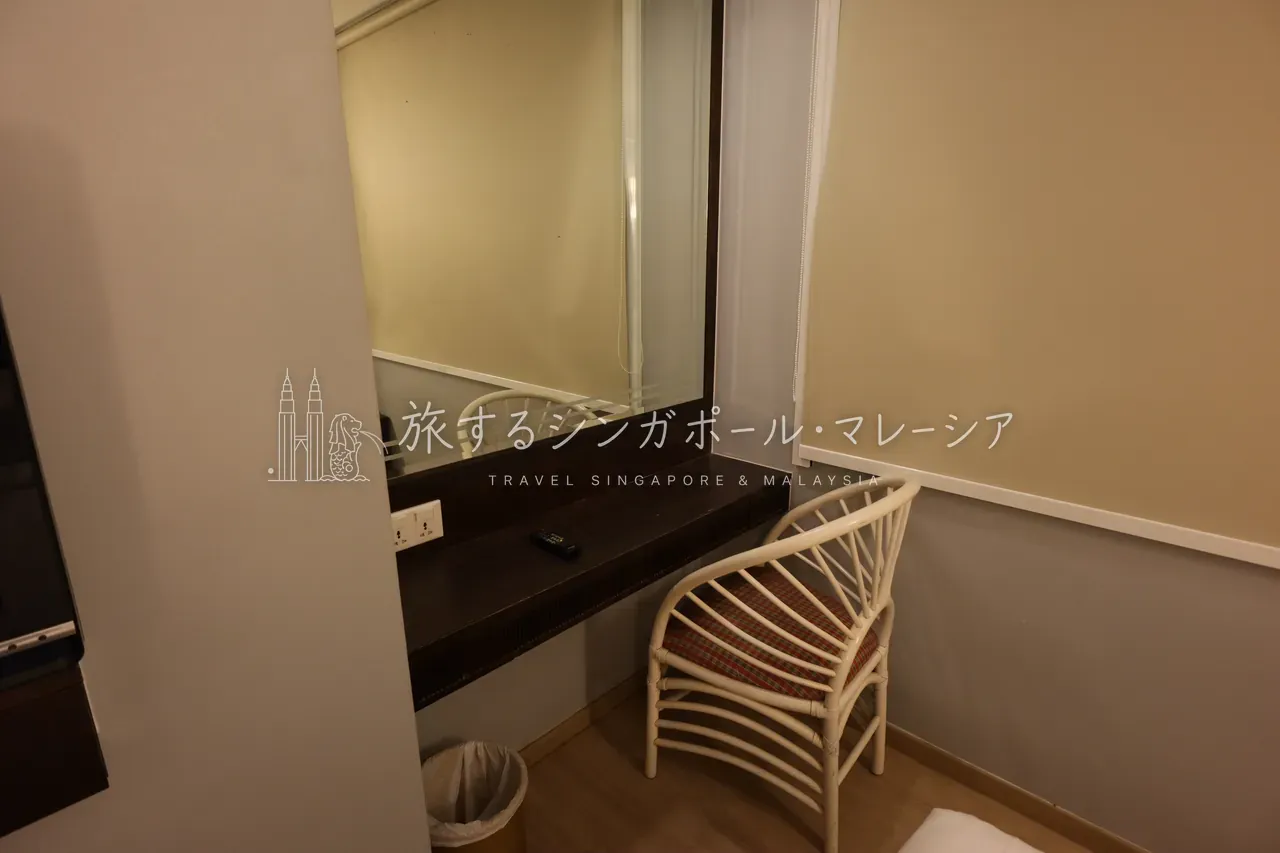左:鏡付きのドレッサー・デスクと籐のチェア。右:「HOTEL BENCOOLEN」ロゴ入りのミネラルウォーターやミルクティー・コーヒー、電気ケトルがそろうティートレイ。