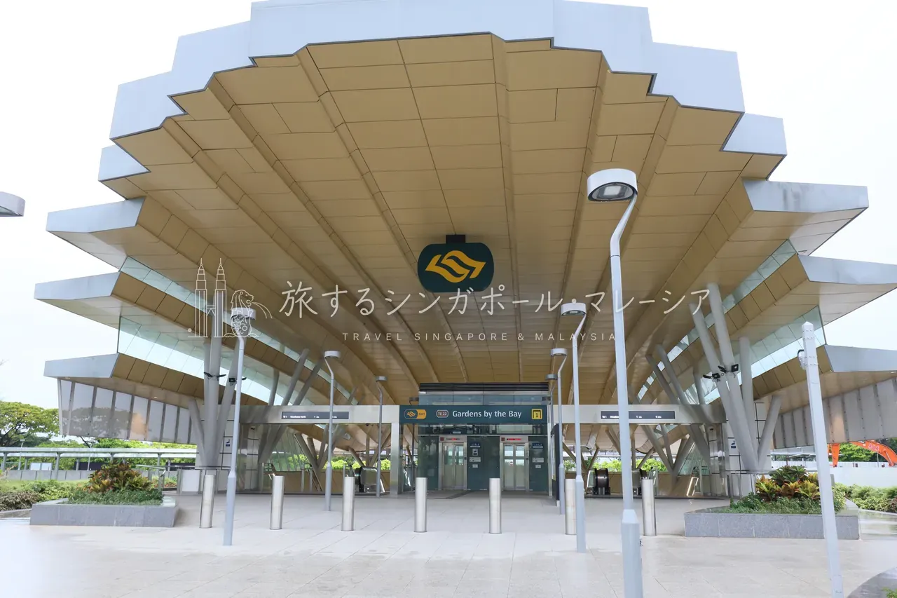 花モチーフの屋根、ガーデンズ駅