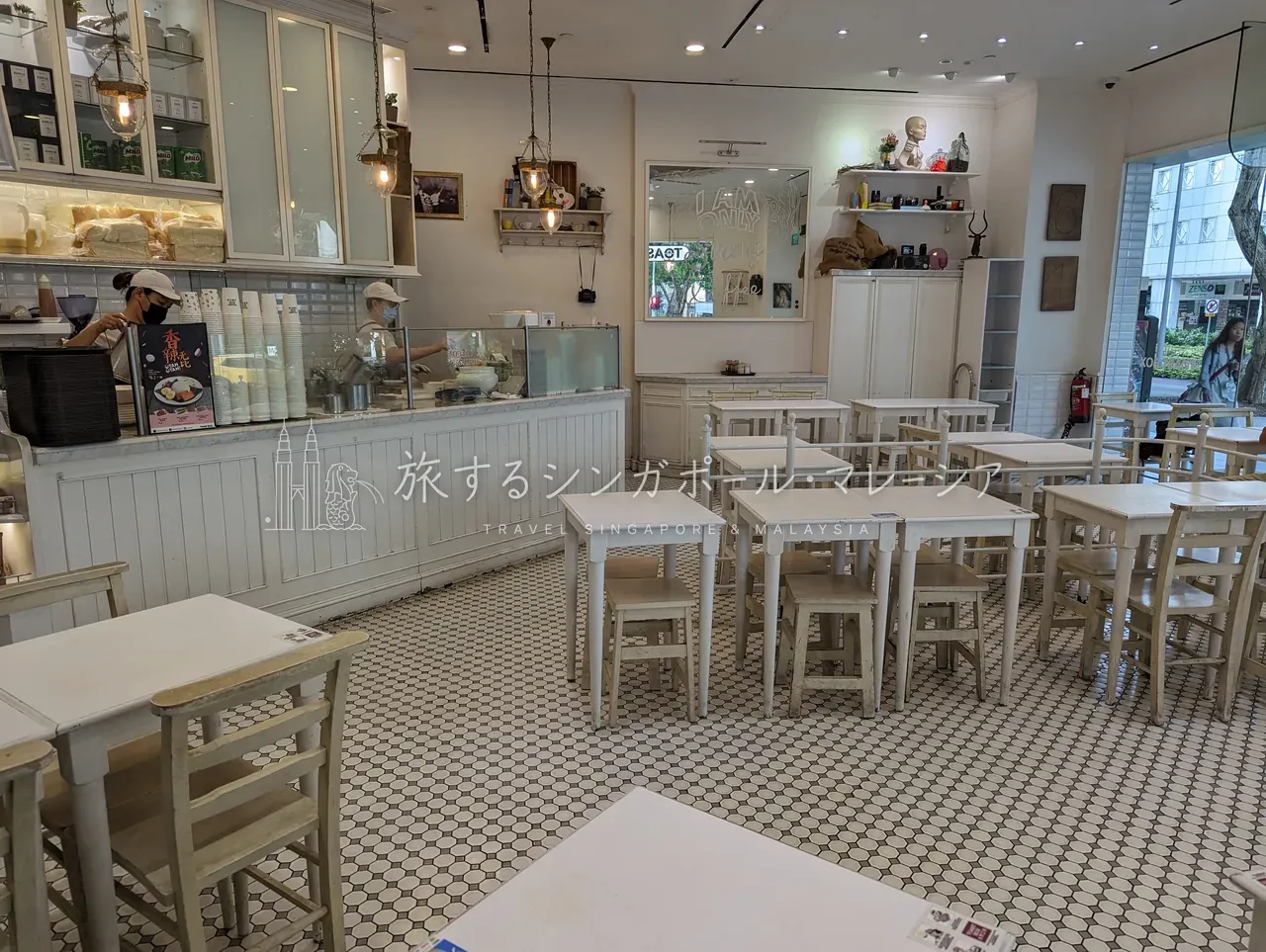 白基調の、明るい店内